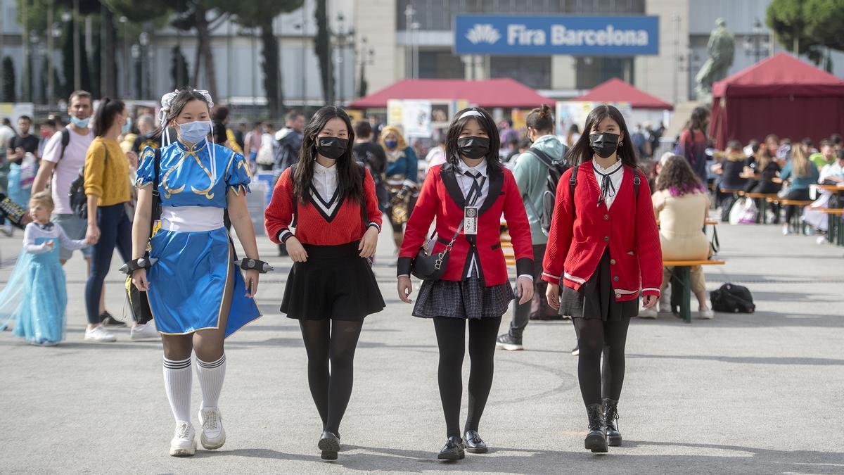 Unas jóvenes pasean por el Salón del Manga en la Fira de Montjuic