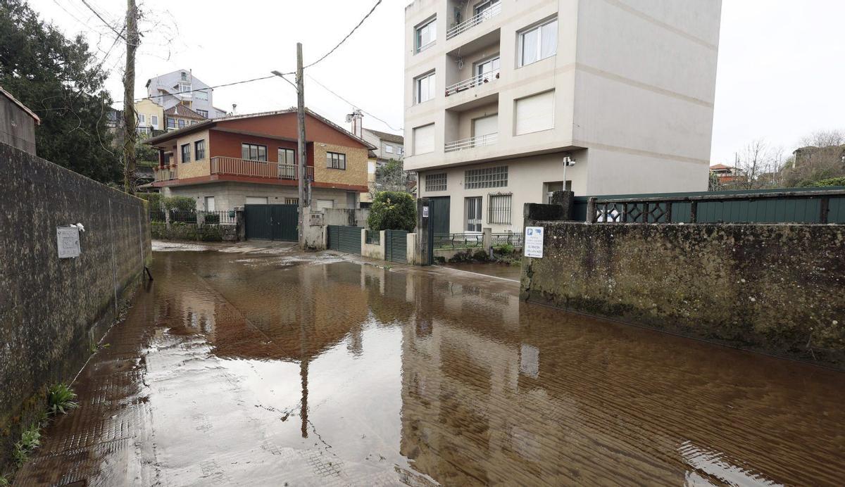 La Rúa do Santo volvió a amanecer inundada ayer, martes. | GUSTAVO SANTOS