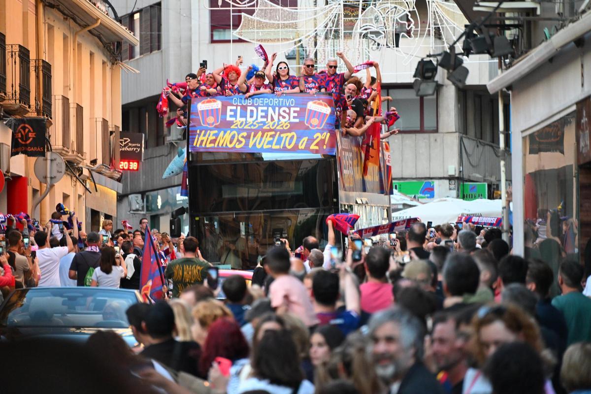 Así ha sido la rúa de celebración y fiesta de ascenso del Eldense