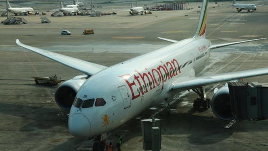 L&#039;avió d&#039;Ethiopian Airlines a la pista de l&#039;aeroport del Prat.