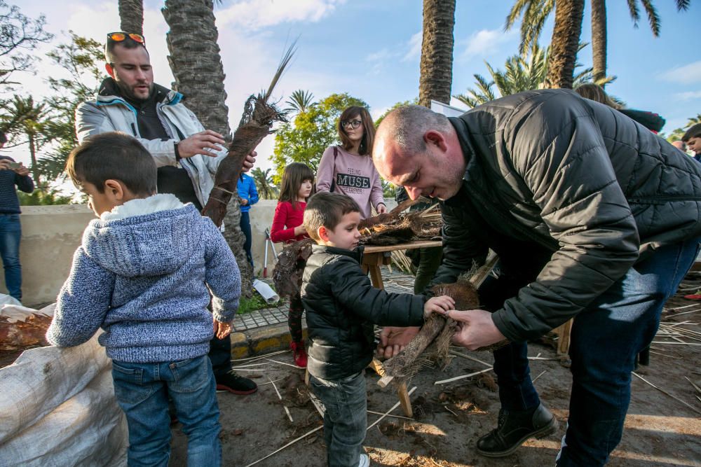 La Asociación de Palmereros y el Museo Arqueológico llevan a cabo talleres con niños para que aprendan a realizar las tradicionales antorchas