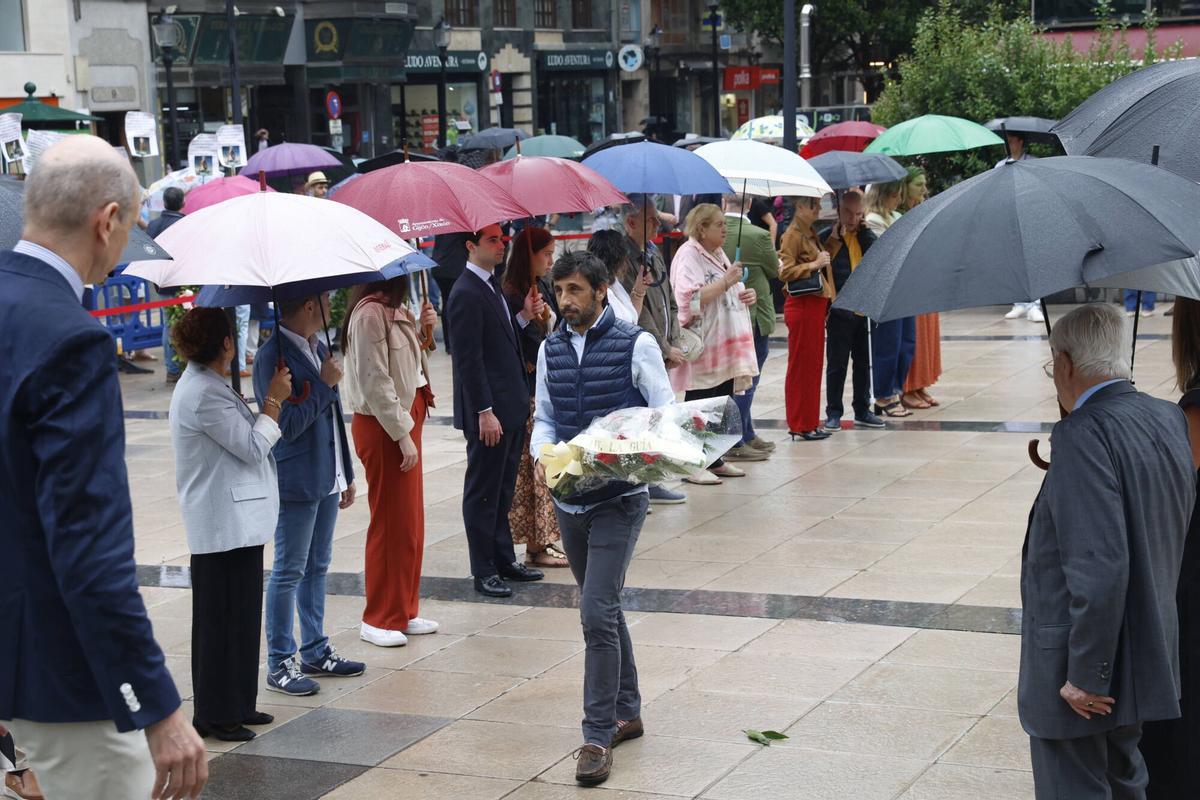 La ofrenda floral a Jovellanos en la plaza del Seis de agosto de Gijón, en imágenes