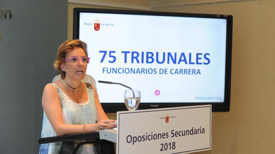 La consejera de Educación explicando la composición de los tribunales de oposiciones