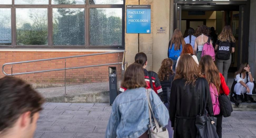 Varios estudiantes entran a la facultad de Psicología de la UB.