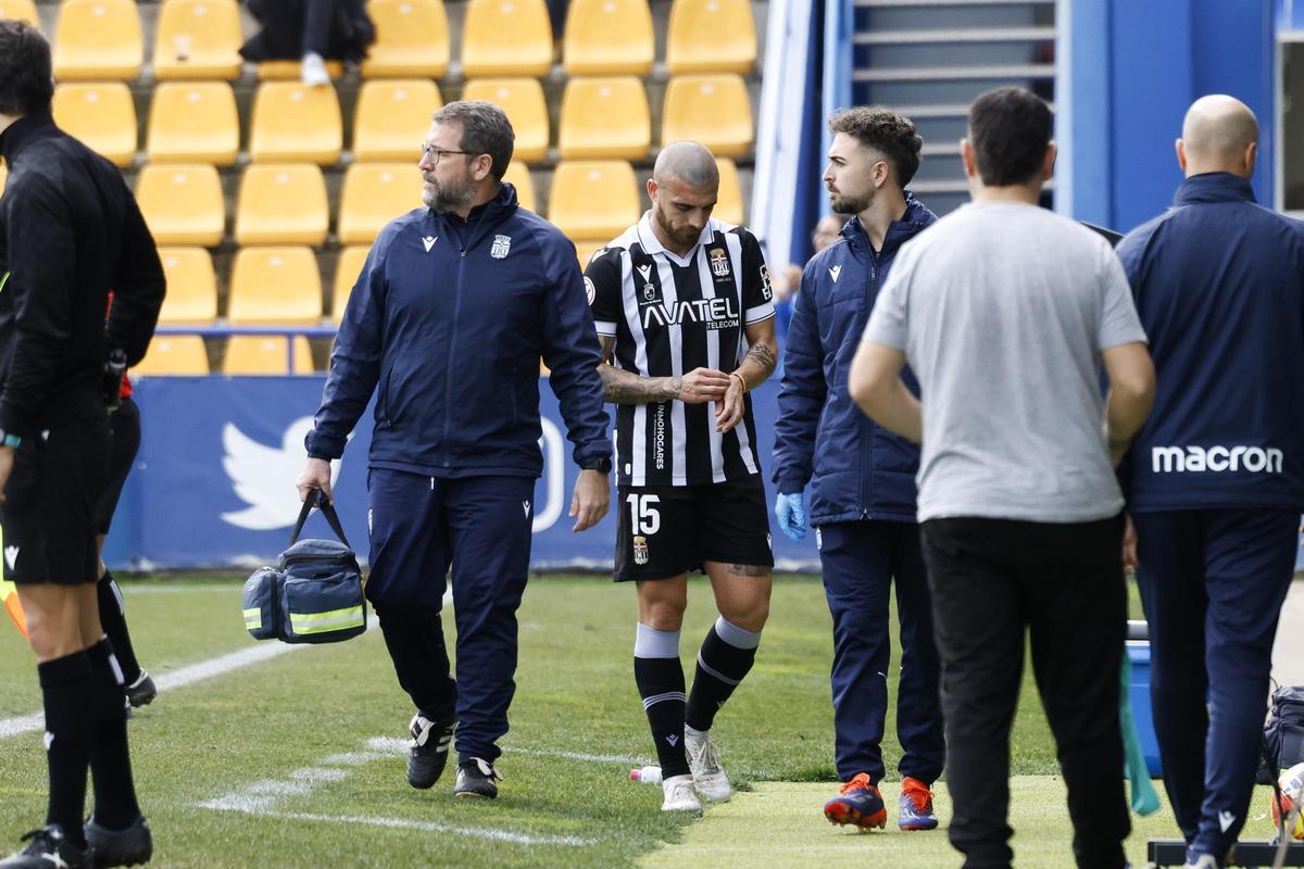 Fran Vélez, en el momento de retirarse lesionado en el Alcorcón-FC Cartagena