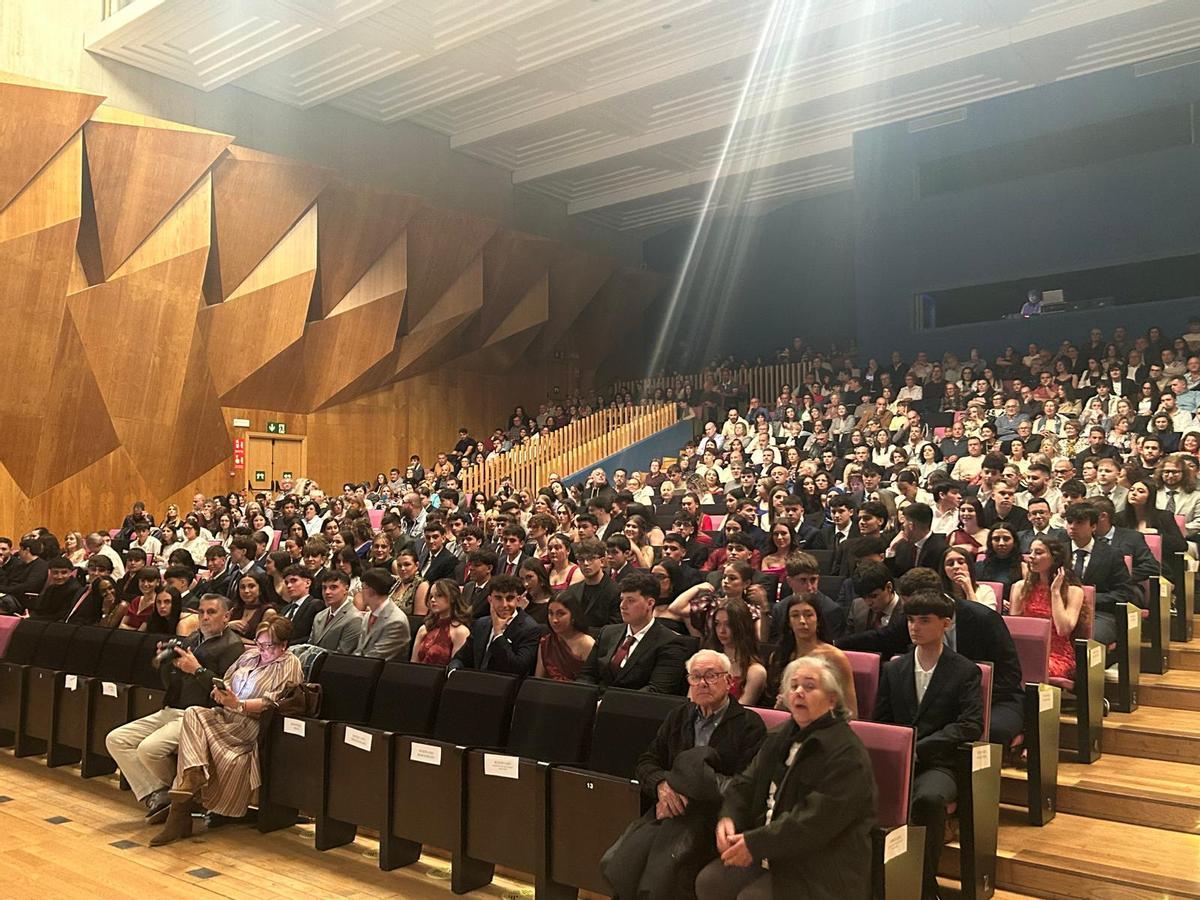 EN IMÁGENES: Graduación de Bachillerato y ciclos formativos del IES Juan de Villanueva de Pola de Siero