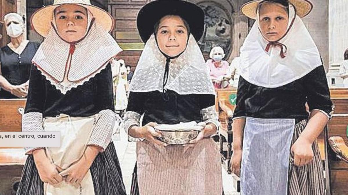 En en centro, la beateta del año pasado, Blanca Zaforteza, con la de este año, Elena Serra Truyols y  del precedente, Marita Boscana