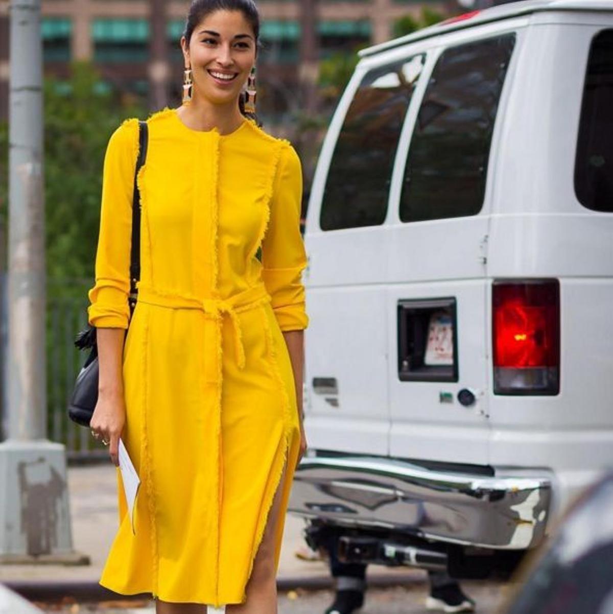 El vestido amarillo de Caroline Issa