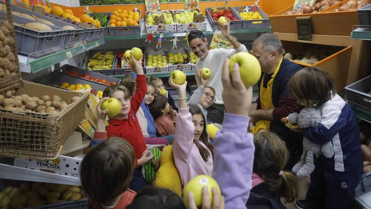 Classe a la fruteria del barri amb Juan Llorca