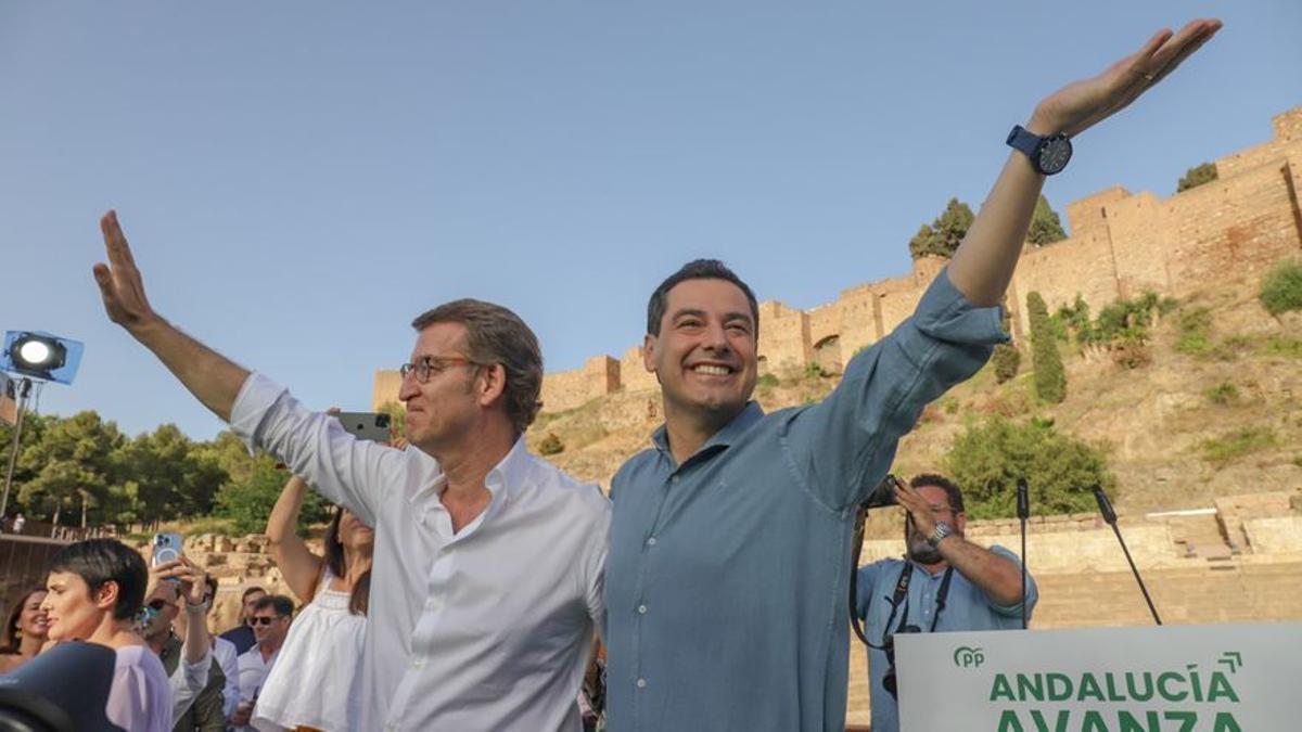 El presidente del PP-A y candidato a la reelección a la Presidencia de la Junta, Juanma Moreno, junto al presidente del PP, Alberto Núñez Feijoó, clausuran un mitin, en el acto electoral de campaña para los comicios autonómicos del próximo día 19 a 11 de junio del 2022 en Málaga.