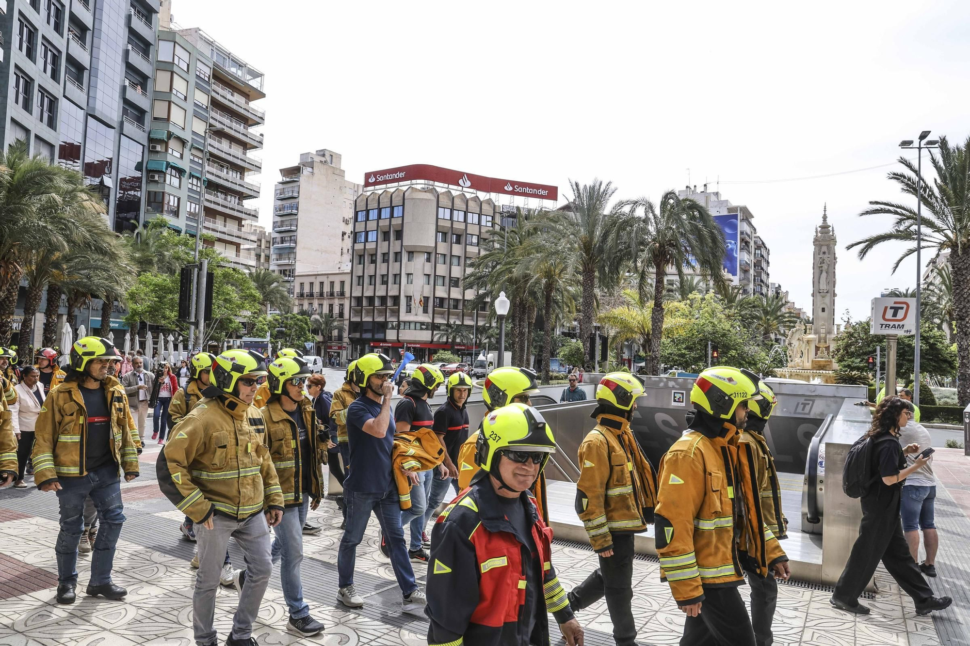 Protesta de los bomberos frente a la Diputación de Alicante