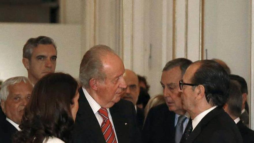 El Rey Juan Carlos escucha las explicaciones del pintor, escultor y grabador Rafael Canogar.