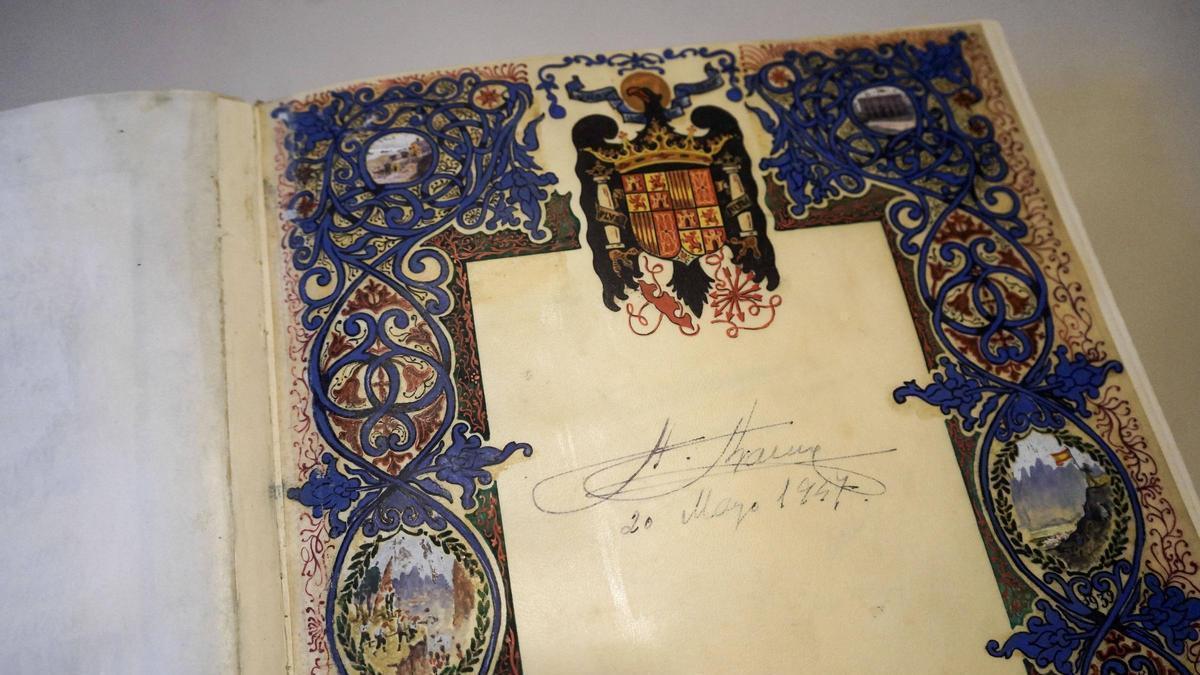 La firma del dictador, amb l’escut franquista