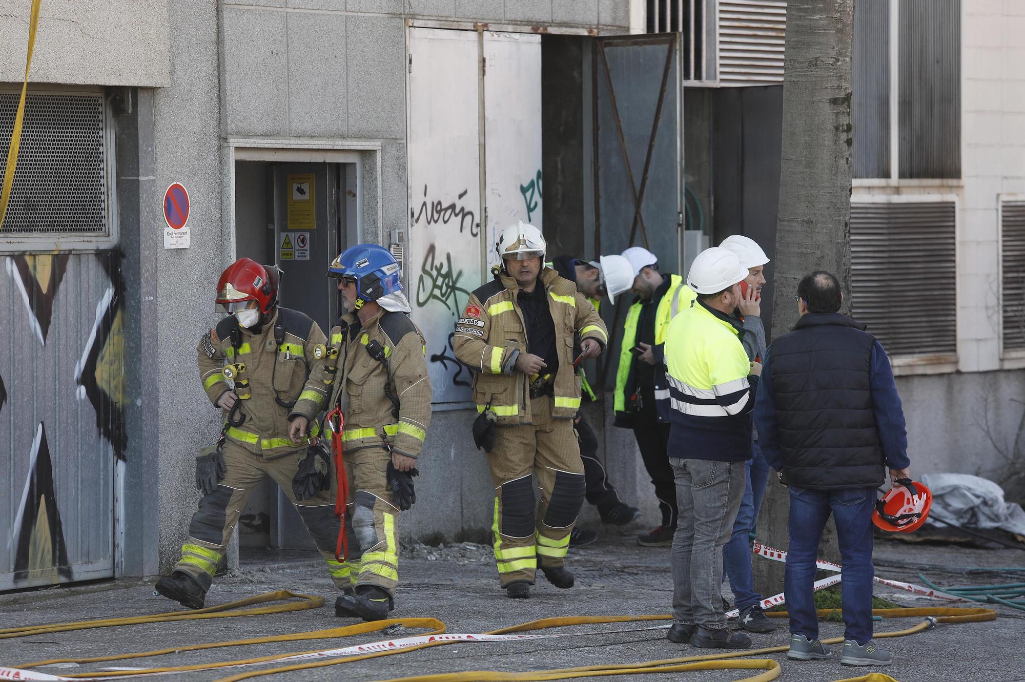 Els Bombers continuen treballant en l’incendi de l'entrada sud de Girona