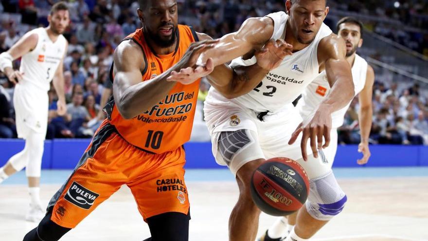 Will Thomas y Walter Tavares pugnan por un balón.