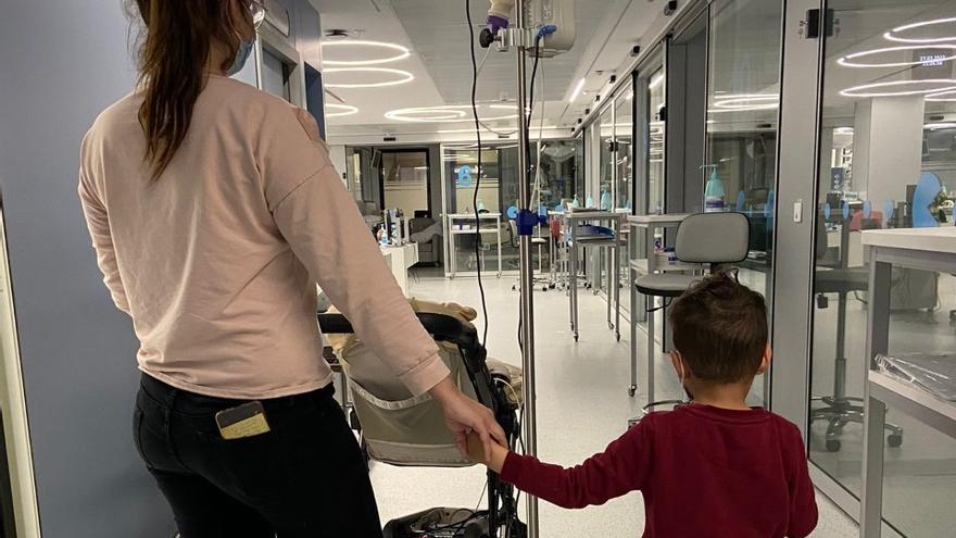 Visita de familiares en la uci pediátrica del hospital Reina Sofía.