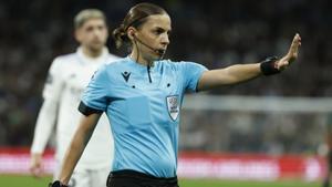 La árbitra francesa Stéphanie Frappart dirigiendo un partido