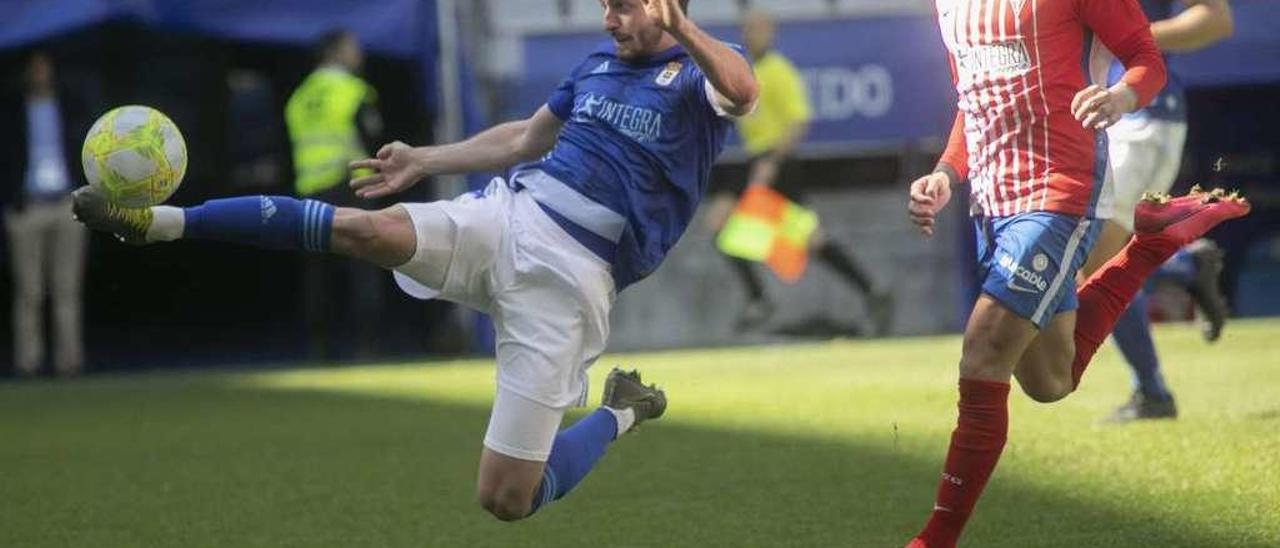 Josín, defensa del Vetusta, despeja el balón ayer en el Tartiere frente a Bertín, delantero del Sporting B.