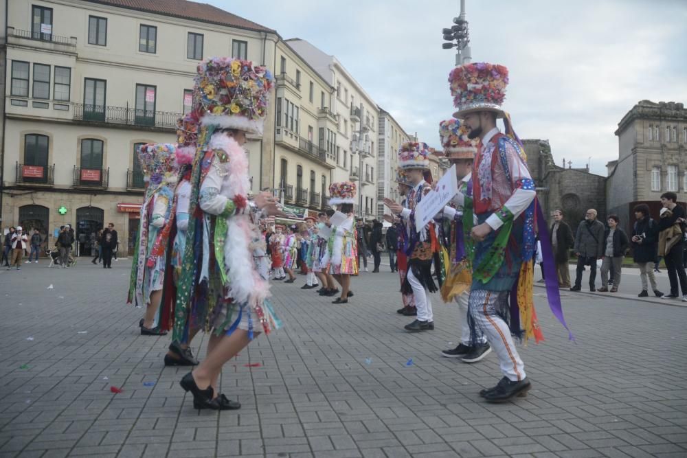 Madamas y Galáns colorean el carnaval de Pontevedra. // R. Vázquez