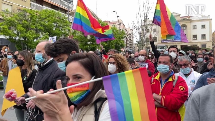 Concentración en contra de la agresión homófoba en el monte Tossal de Alicante