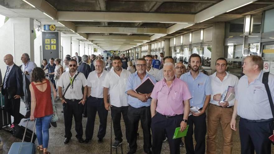 El sector discrecional denuncia largas colas de turistas  en el aeropuerto por culpa del Govern