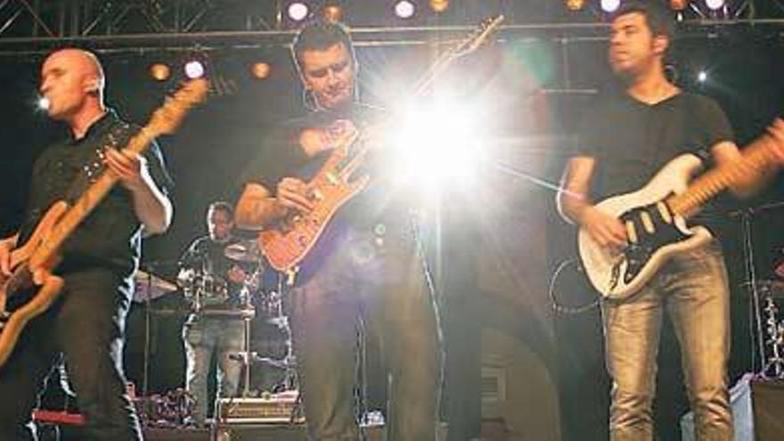 El grupo gallego Brothers in Band, homenaje a Dire Straits, durante un reciente concierto.