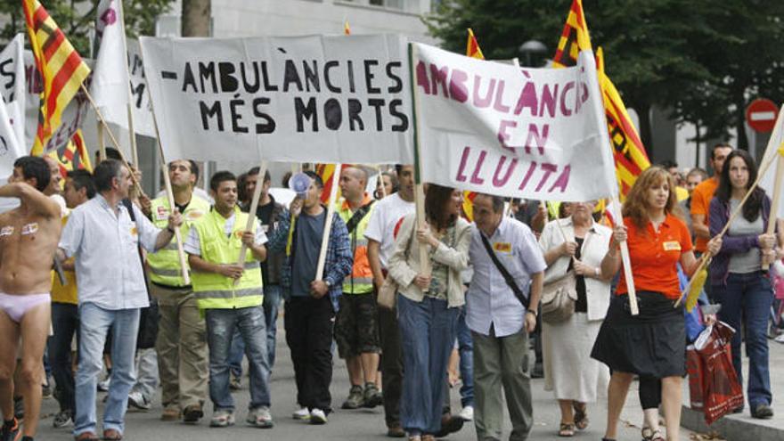 La manifestació de treballadors del transport sanitari que ahir va recórrer el centre de Girona.