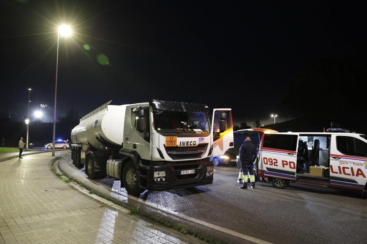 Una dotación de la Policía Local de Gijón controlando un camión con mercancías peligrosas.