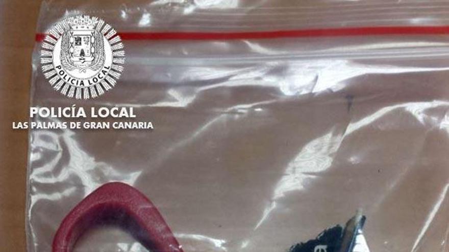 Tijeras encontradas al detenido.