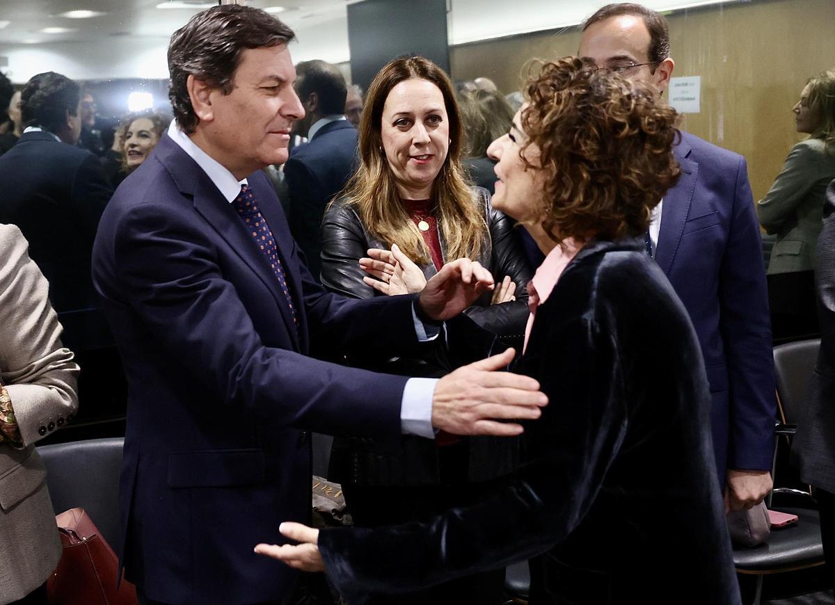 El consejero Carriedo saluda a ministra Montero.