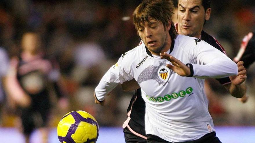 Ángel Dealbert, durante un partido del Valencia, presionado por Ricki, del Deportivo.