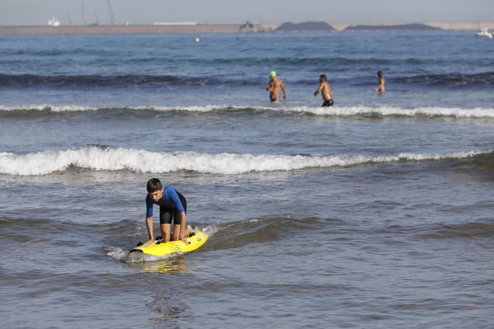 Jóvenes de salvamento en la playa