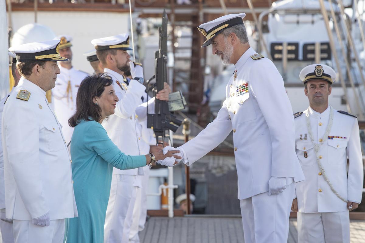 ROTA (CÁDIZ), 06/09/2022.- El rey Felipe VI es recibido por la ministra de Defensa, Margarita Robles, a bordo del buque escuela de la Armada Juan Sebastián Elcano en la Base Naval de Rota en al inicio hoy martes de los actos de conmemoración en aguas de Sanlúcar de Barrameda (Cádiz) de una revista naval para conmemorar que hace hoy 500 años regresó a este mismo lugar, tras un viaje de tres años, la nao Victoria, que, comandada por Juan Sebastián Elcano, fue el primer barco de la historia que dio la vuelta al mundo. EFE/ Román Ríos POOL