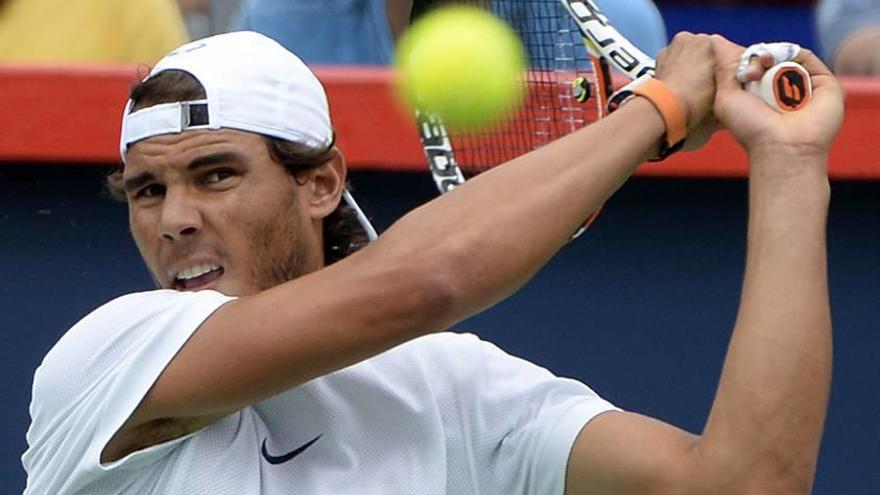 Rafel Nadal golpea a la bola en una pista del Uniprix Stadium de Montreal, sede del Masters 1000 de Canadá.