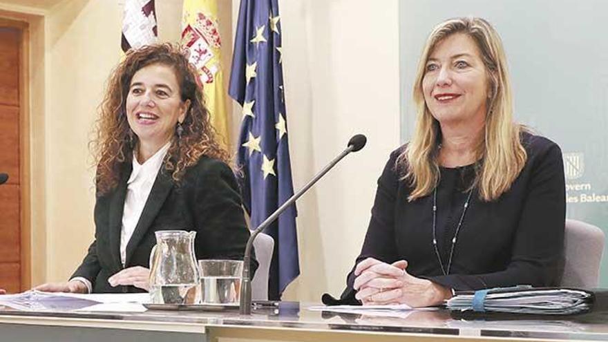 La portavoz del Ejecutivo, Pilar Costa, y la consellera Patricia Gómez, ayer tras el Consell de Govern.