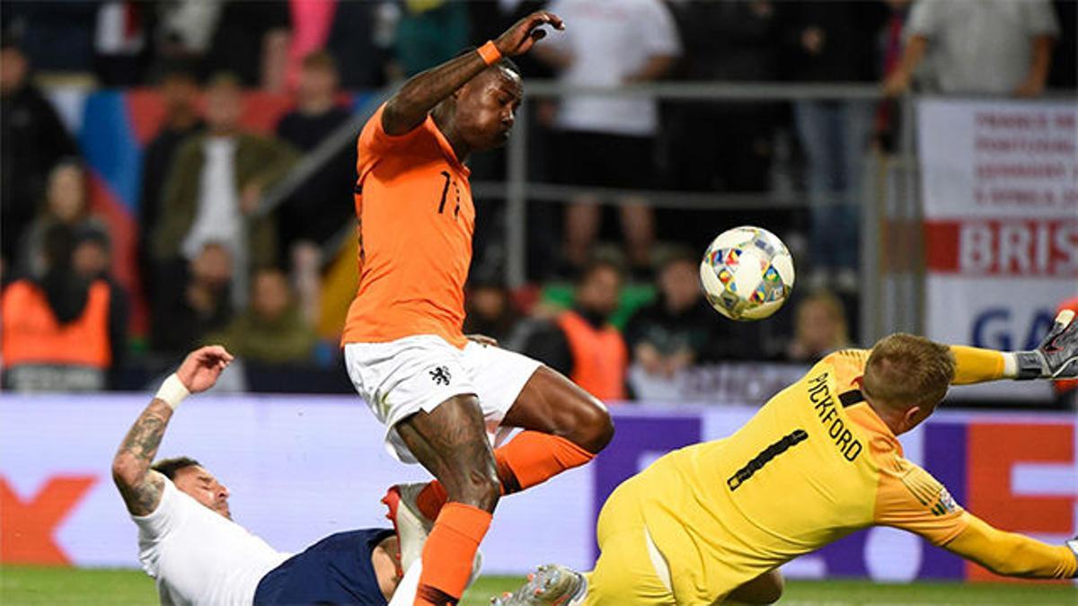 Remonta Holanda: autogol de Walker tras un grave error de Stones en defensa