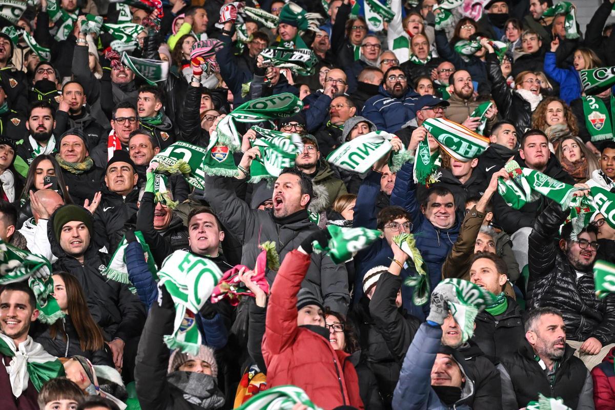 Aficionados del Elche animan durante el minuto de "bufandeo" en el estadio Martínez Valero.