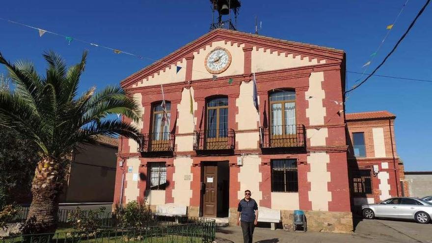 Un hombre sale del Consistorio de San Cristóbal de Entreviñas.