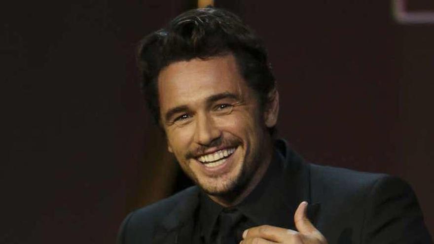 James Franco muestra su Concha de Oro. // J. Etxezarreta