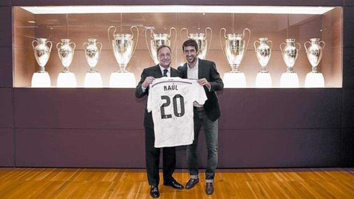 Pequeño homenaje 8Raúl recibe de Florentino Pérez una camiseta de los 20 años de su debut, la pasada semana en Madrid.