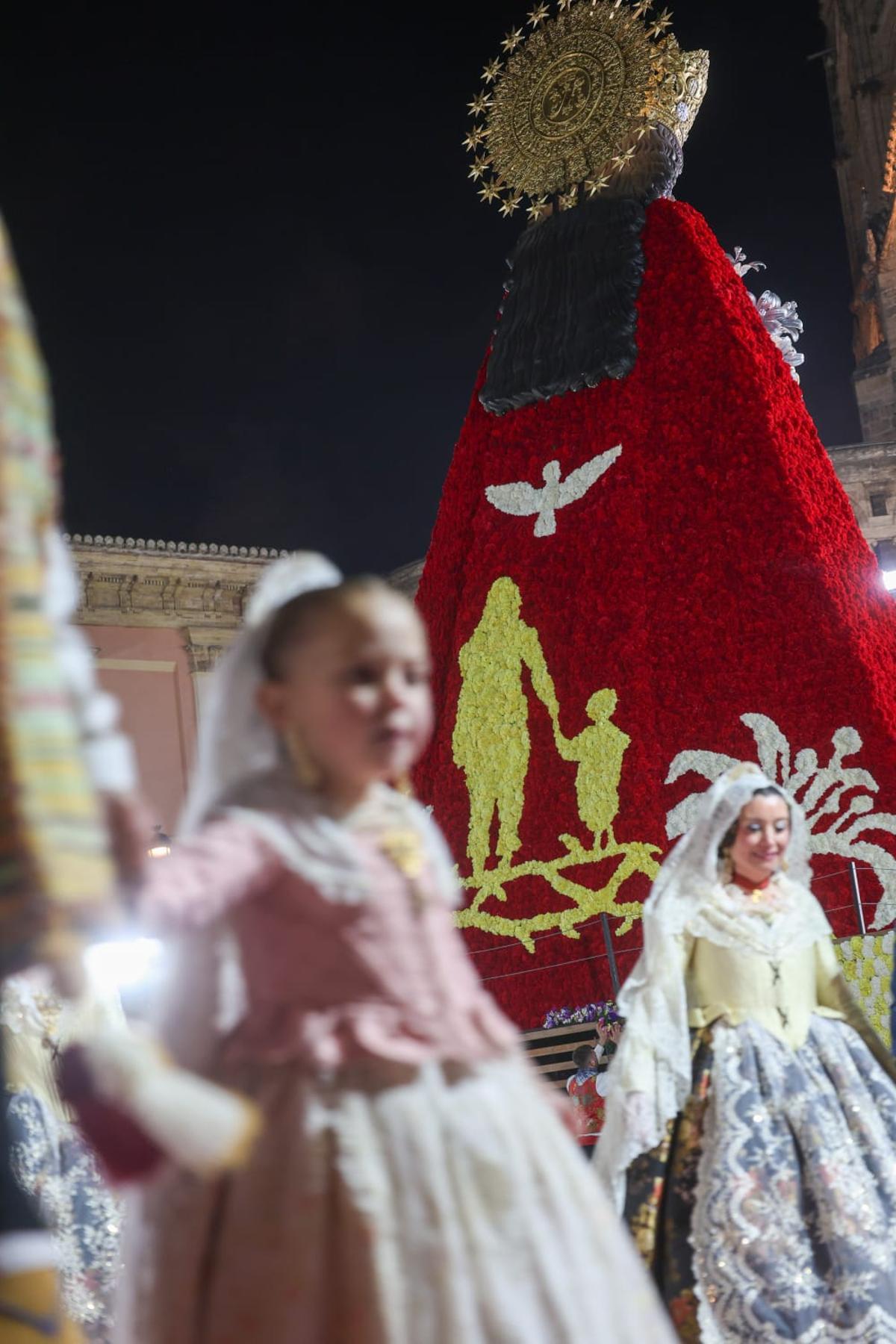 El manto de la Virgen ya luce su espíritu por la paz