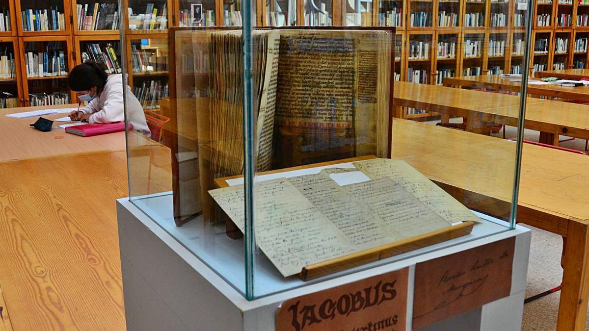 Vitrina en la biblioteca de Cangas con las ediciones facsímil del Códice Calixtino y manuscritos de Rosalía de Castro.   | // GONZALO NÚÑEZ 