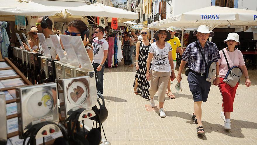 Turistas de paseo por la Marina en verano.