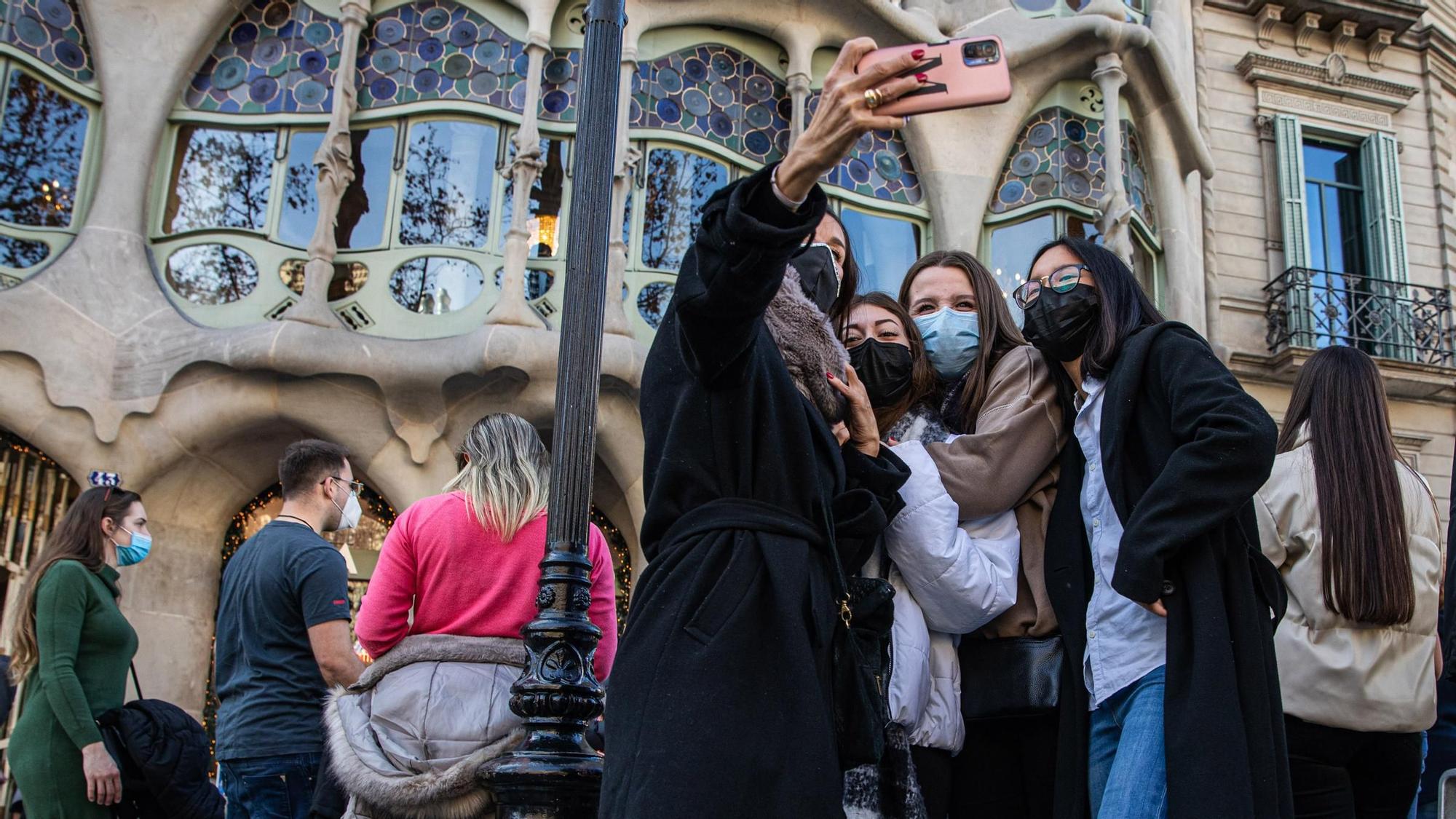 Turistas delante de la Casa Batlló