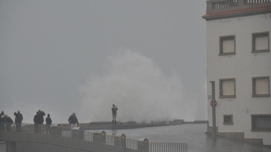 El temporal a l&#039;Escala aixeca peces del front marítim que no estaven col·locades amb tots els reforços