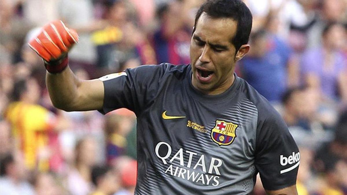 Claudio Bravo celebra uno de los goles marcados por sus compañeros ante el Granada