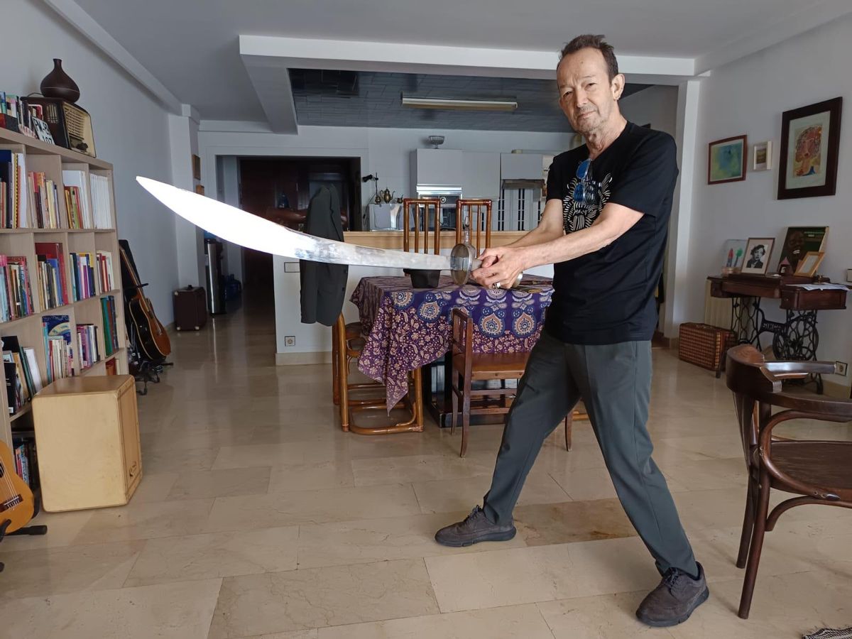 Luis Auserón, con una de sus armas
