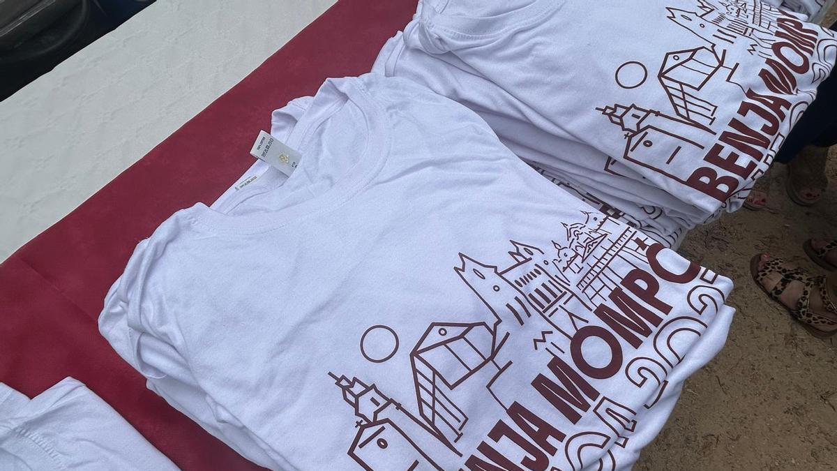 Camisetas con el nombre de Benja Mompó para las primarias a la candidatura socialista a la alcaldía de Sueca.