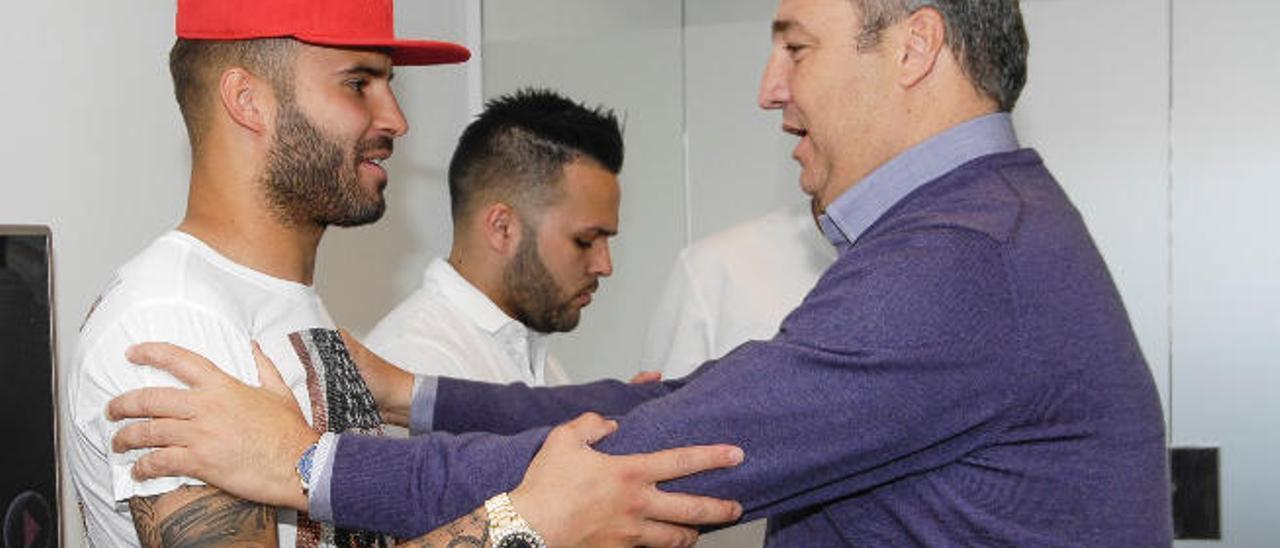 Jesé recibe el abrazo de Miguel Ángel Ramírez, en mayo del 2016.