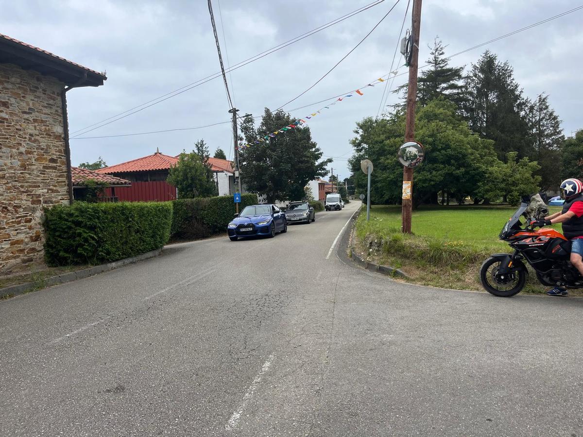En imágenes: Los vecinos piden limitar la velocidad de los vehículos a su paso por Villademar En imágenes: Los vecinos piden limitar la velocidad de los vehículos a su paso por Villademar